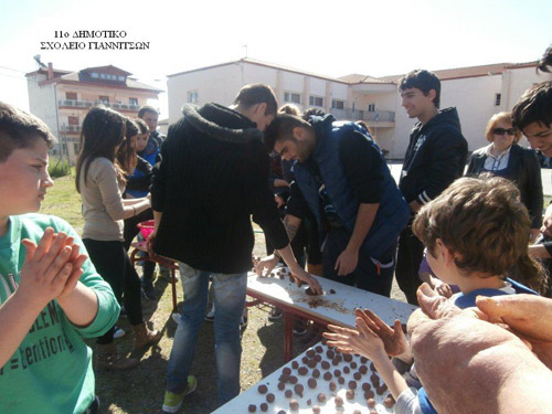 Στην εκδήλωση συμμετείχαν μαθητές του δημοτικού σχολείου Αμπελειών και το τμήμα γεωπονίας του 1ου ΕΠΑΛ. Οι διευθυντές των σχολείων, Φωτεινή Καγιογλίδου, Νίκος Πομάκης και οι εκπαιδευτικοί των μαθητών συντόνισαν τις ομάδες των παιδιών και βοήθησαν στις εργασίες .  